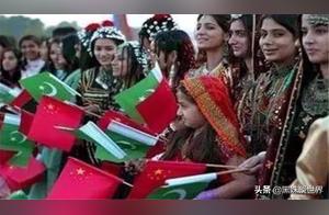 Pakistani Tourists Visiting China, Shy Over Chinese Cuisine, Boss Generously Offers to Waive the Bill