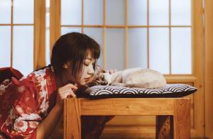 Cute Girl in Kimono and a Soft Kitten – A Truly Loving Set of Photos