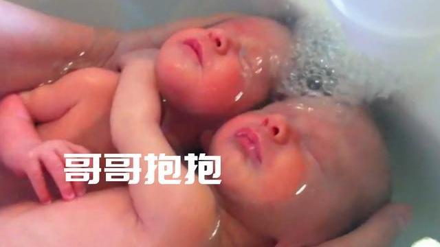 你的育儿经：双胞胎刚出生就“秀恩爱”，医生看后不忍心拆散：忘喝孟婆汤了？