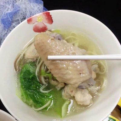 别怪我没提醒你，这道鲜鸡汁鸡翅白菜面条汤一吃就上瘾