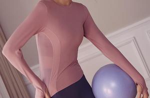 Girl, wear yoga clothes when exercising.