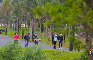 Photo Gallery: Sunny Weather in Haikou as Citizens Enjoy Nature