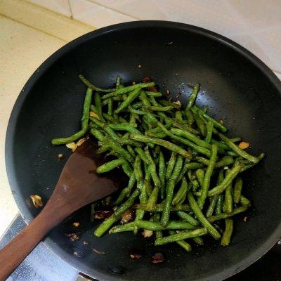 懒人最爱的干煸豆角（超级下饭）来啦！简单又好吃