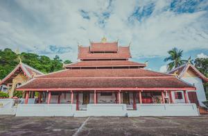 The Most Luxurious Temple in Luang Prabang, Decorated with Real Gold, Even the Pillars are Lavish