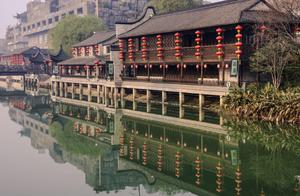A Man-Made Scenic Area in China Charges 580 Yuan, Yet Visitors Still Come