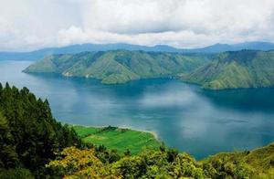 A Famous Indonesian Attraction: Lake with Islands and Islands with Mountains – A Unique Landscape Worth Visiting