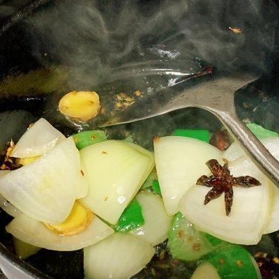 告诉你3个诀窍，在家也能做出一盘地道鲜嫩的铁锅鸡