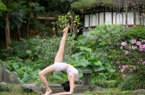 Outdoor Mountains, Forests, and Woods: Sculpting the Body and Mind Through Yoga, Achieving Harmony with Nature