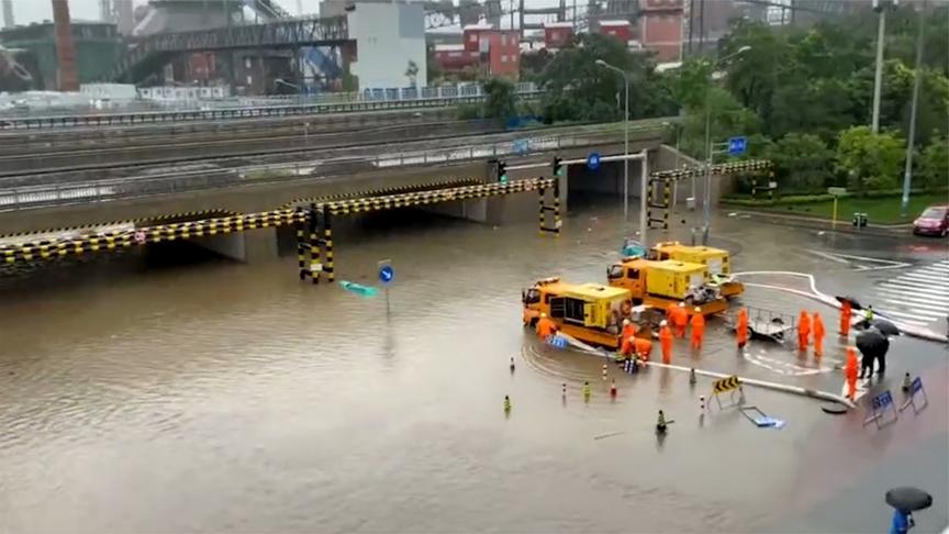 北京暴雨来袭石景山金安桥站因积水封站目前正在抢修中