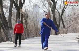 Urumqi Citizens Enjoy Fitness and Leisure in the Good Weather