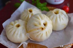 Addictively Delicious Steamed Buns, Steaming Hot and Oily When Served, Husband Devours Three at a Time