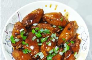 Previously, chicken wings were made into Coca-Cola chicken wings. Today, we try a new method, with excellent color, aroma, and taste.