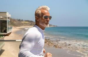 62-Year-Old Grandpa's Fitness 'Reverse Growth' - Physique Explodes Like a 20-Year-Old