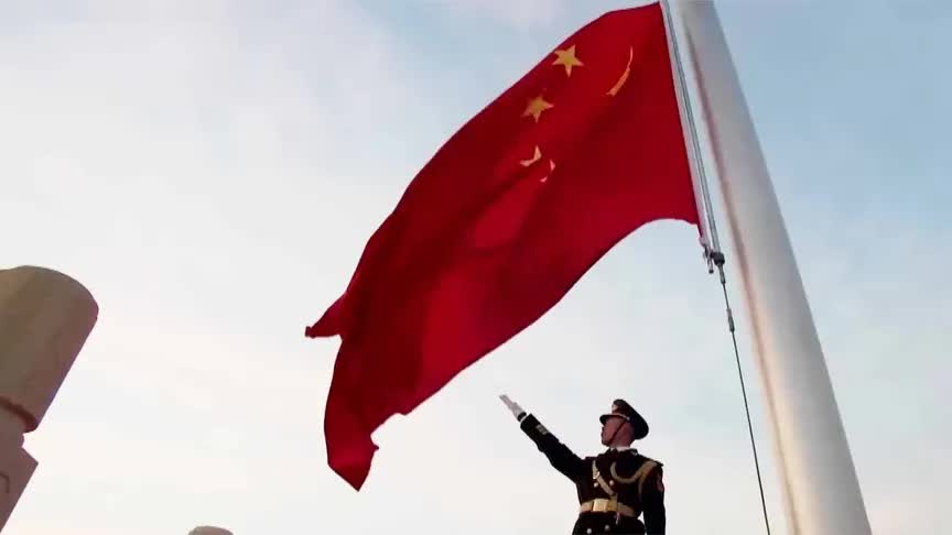 直击2022升国旗仪式伴随着新年第一缕阳光五星红旗冉冉升起