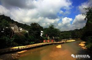 Golden Turtle Spring: A Suzhou-Style Garden Hidden Amidst Mountains and Water, Featuring Small Bridges, Flowing Water, Mist, and Moonlight.