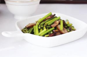 When Stir-Frying Garlic Sprouts, the Most Important Thing is Not to Wash Them Directly – A Master Chef Shares a Clever Trick to Keep Them Crispy and Green