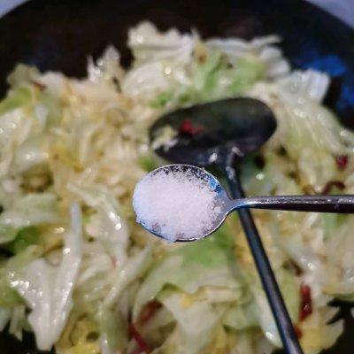 跟饭店大厨学的手撕包菜的做法，果然好吃到没朋友