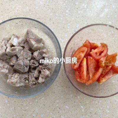 大厨教我的番茄玉米排骨汤的做法，果然好吃到没朋友