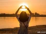 The world is fickle, no need to cater to others; be indifferent to praise and blame, detach from gains and losses, and live a simple and tranquil life.