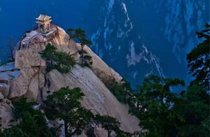 Entering Mount Hua - The Chess Pavilion: The Path of the Falcon's Turn, Unshakably Standing on the Cliff