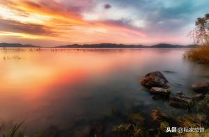 In Loneliness, Our Hearts Can Be Like a Still Lake; We Can Calmly Contemplate Life