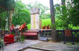 Confucius Temple of Qufu, Shandong: Confucius’ Tomb ('Carrying Sons and Grandchildren'), and Student Zigong's Grief Six Years After