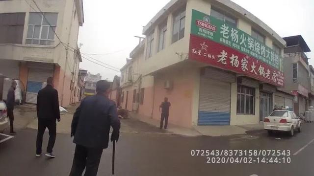 『环球网』济南一头疯牛失控冲到居民楼区!紧急时刻......