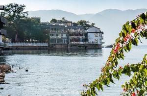 Yunnan Has a Beautiful Peninsula with Running Water in Every Home and Flower Gardens, Where Dancer Yang Lili Has Settle Down