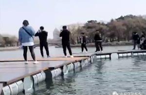 More than a dozen people were trapped on the Nanhu floating bridge and unconsciously drifted to the center of the lake...