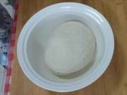 When making dough, many people make a common mistake – adding too much flour, resulting in white and soft buns that are particularly delicious.