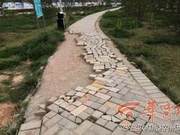 Shangluo Yue Liang Wan Scenic Area Road Brick Damage and Missing Tiles Affect Tourist Experience