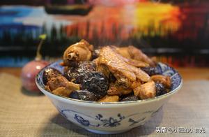 Hot Oil Infuses Aged Chicken, Slow-Cooked Small Shiitake Mushrooms, Allowing Time to Achieve a Delicious Dish