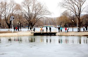Children Chase the Spring Breeze in Erdi Lake