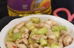 This is a refreshing and appetizing home-style dish of stir-fried chicken and zucchini.