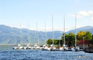 Wenshu Lake is not the sea, but it experiences tides like the ocean, with beautiful waves under the blue sky and white clouds.
