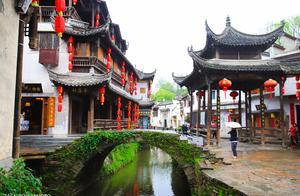 There's a place in Jiangxi called Xiao Wuzhen (Little Wuzhen), with small bridges and flowing water homes, yet it's rarely known.