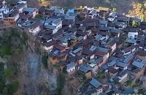 In Yunnan, a Village of Over 100 Households Sits on Cliff Walls – Netizens Call It ‘A Realm Beyond Time’!