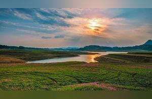 Purple Haze Lake Scenery is as Beautiful as a Painting