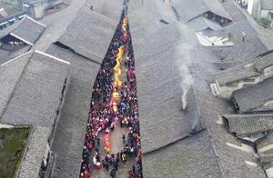 The Most Distinct Old Streets of Sichuan: A Rainy-Day Market Shaped by Unique Boat Structures