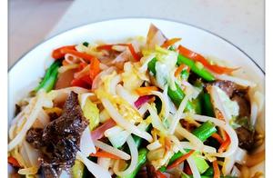 What to eat at home when you can't go out? Let me make you Beef Fried Noodles, simple and delicious recipe.