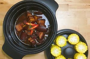 Home-cooked Deliciousness: Waterless Braised Pork + Steamed Corn