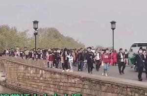People Crowd… West Lake is Overcrowded! Internet Users Are Anxious