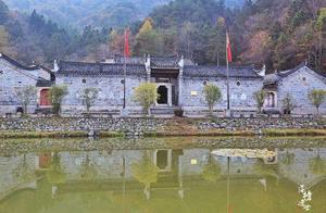 In the border area of Hubei and Anhui provinces, a national 5A scenic area with over 1000-meter peaks.