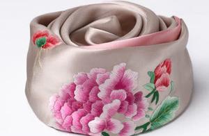 Psychological Test: Choose Your Favorite Scarf and Discover How Popular You Are Among Your Friends