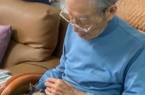 Grandfather Brings Cat to Celebrate 98-Year-Old Grandfather's Birthday, Grandfather and Cat Immediately Became Friends