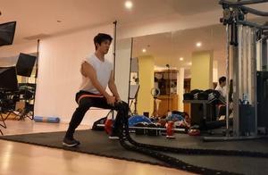 Li Ziting Works Out at Home, Cool, Handsome, and Disciplined – Difficult Actions That Most People Can't Master