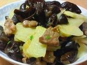 Dry Mushrooms and Wood Ear Mushrooms Stir-Fried with Potatoes