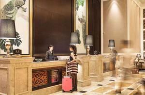 Why Are Hotel Bathrooms Transparent? There's a Hidden Secret – Don't Overthink It