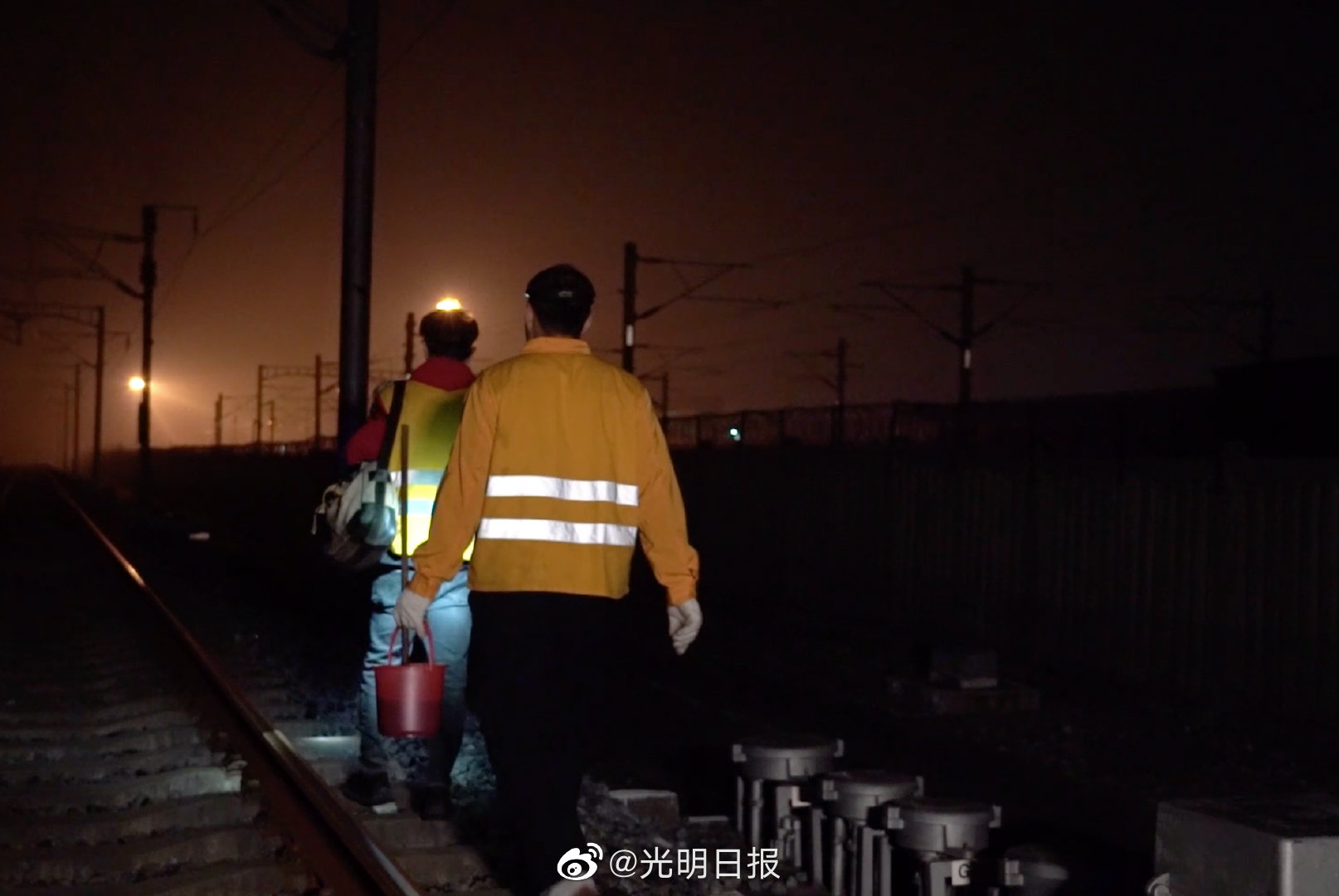 营养餐|凌晨，他们为铁道送去“营养餐”