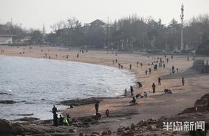 Three Baths by the Sea, Spring Sunlight: Putting on Masks and Enjoying the Beach